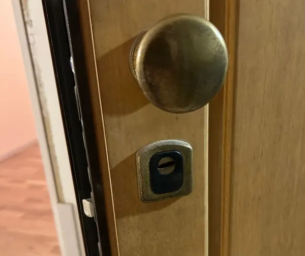 Defender antitrapano sotto il pomolo di una porta blindata – riparazione serrature a Bologna