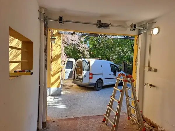 Rullo con molle e motore di una serranda montato sopra il vano – riparazione serrande a Bologna