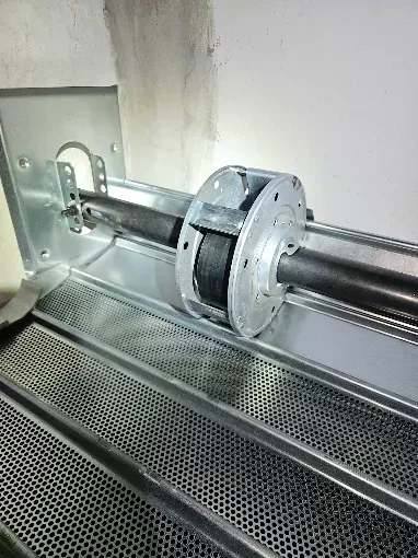 Puleggia e rullo della serranda di un negozio – riparazione serrande a Bologna