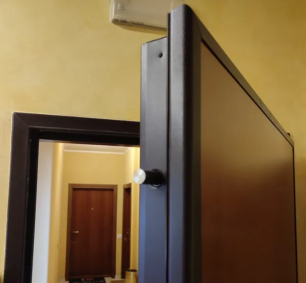 Porta blindata aperta con deviatore superiore – fabbro pronto intervento a Crevalcore