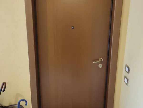 Porta blindata d'ingresso in un condominio dopo l'intervento – fabbro pronto intervento a Galliera