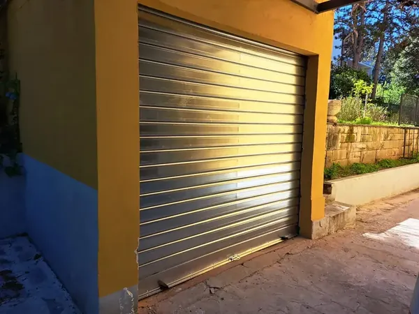 Serranda del garage chiusa dopo la riparazione – Bologna