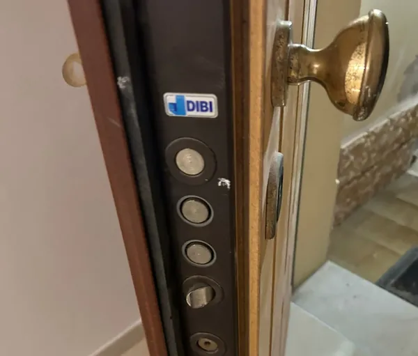 Bordo di una porta blindata con catenacci e scrocco – riparazione serrature a Crevalcore