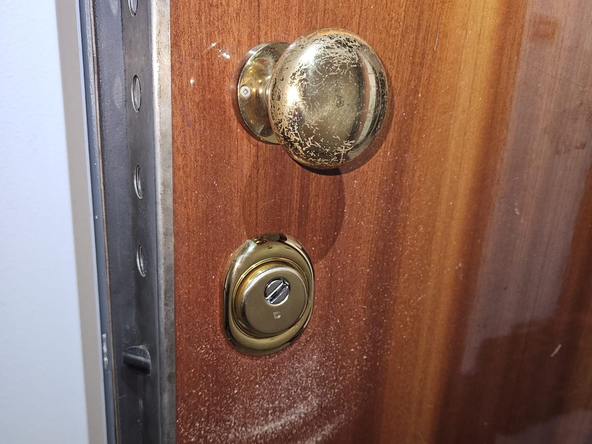 Cilindro e serratura di una porta in legno sostituiti a Bologna