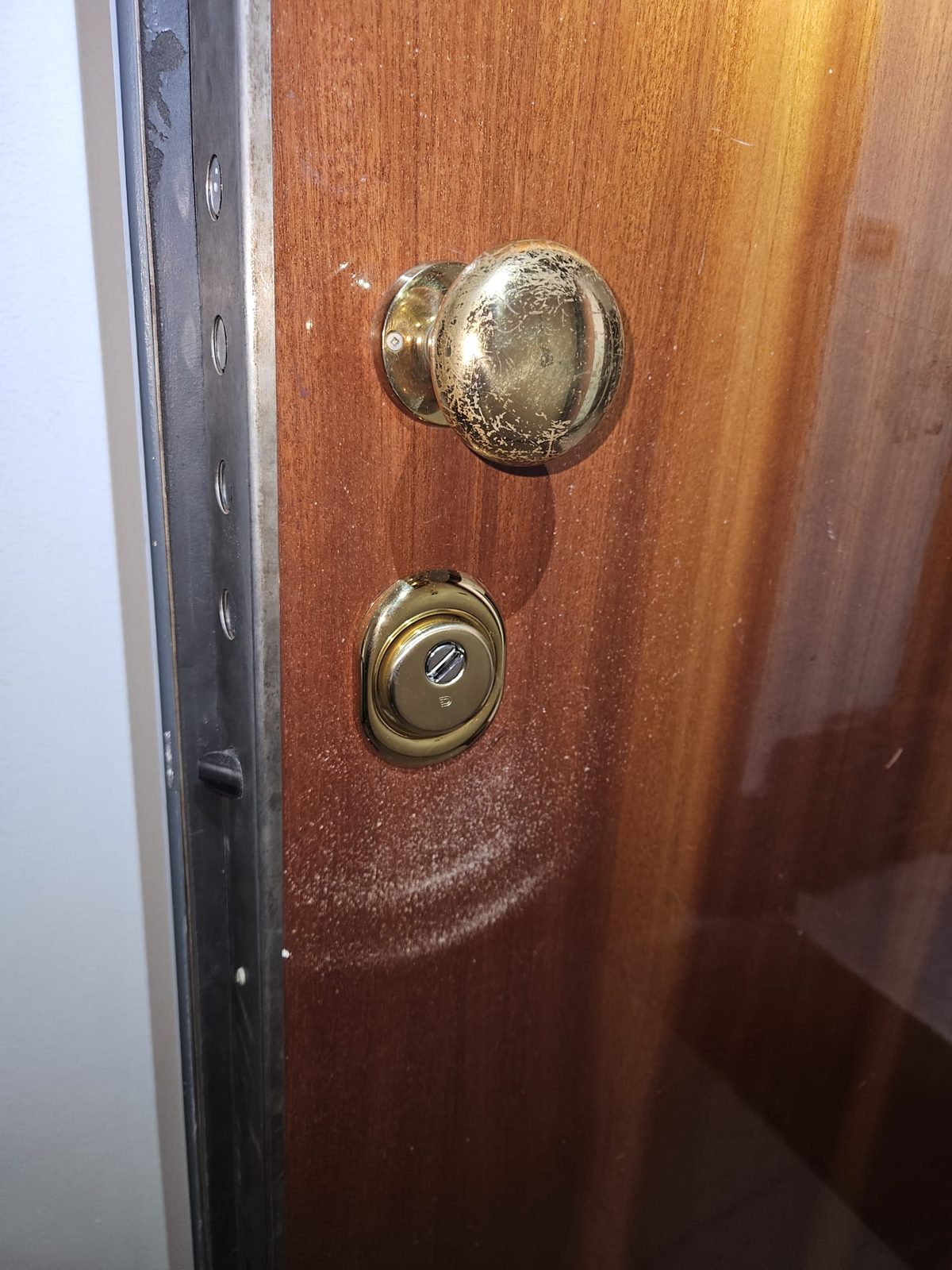 Cilindro e serratura di una porta in legno sostituiti a Bologna dal fabbro Eugenio